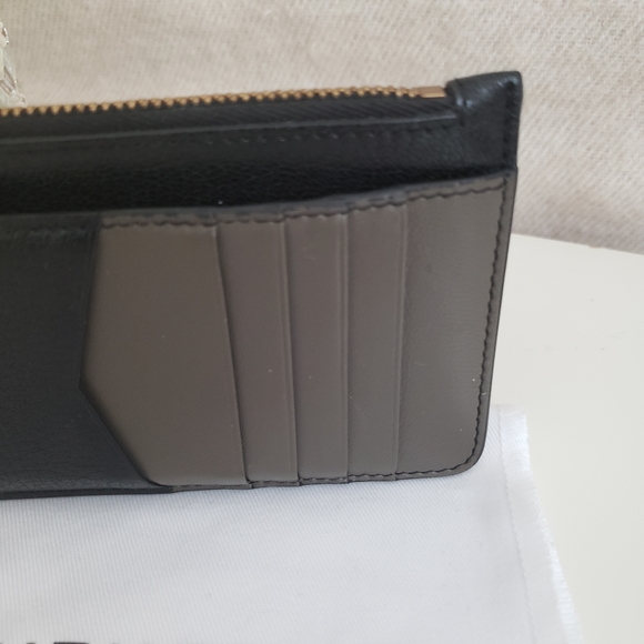 Limited edition: Givenchy GV3 zipped card holder - Picture 7 of 15